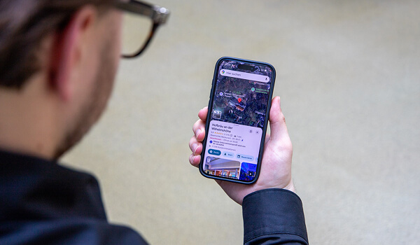 Ein Smartphone in der Hand mit Google Maps geöffnet