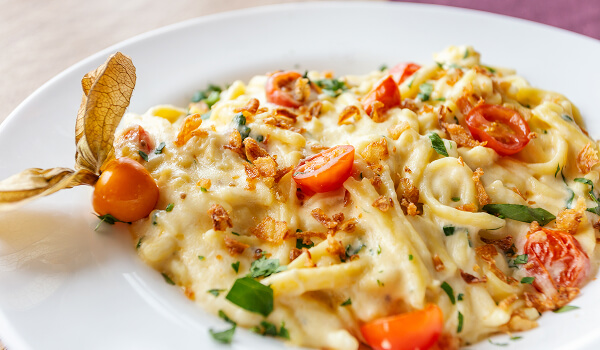 Schönes Foto einer Speise mit Käse überbacken